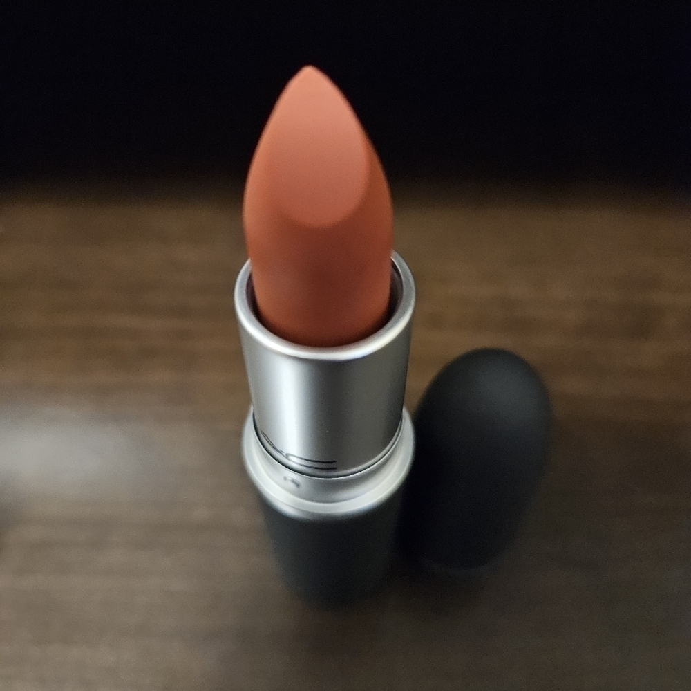 Mac POWDER KISS LIPSTICK in Devoted to Chili 316 (NIB) - Picture 2 of 4